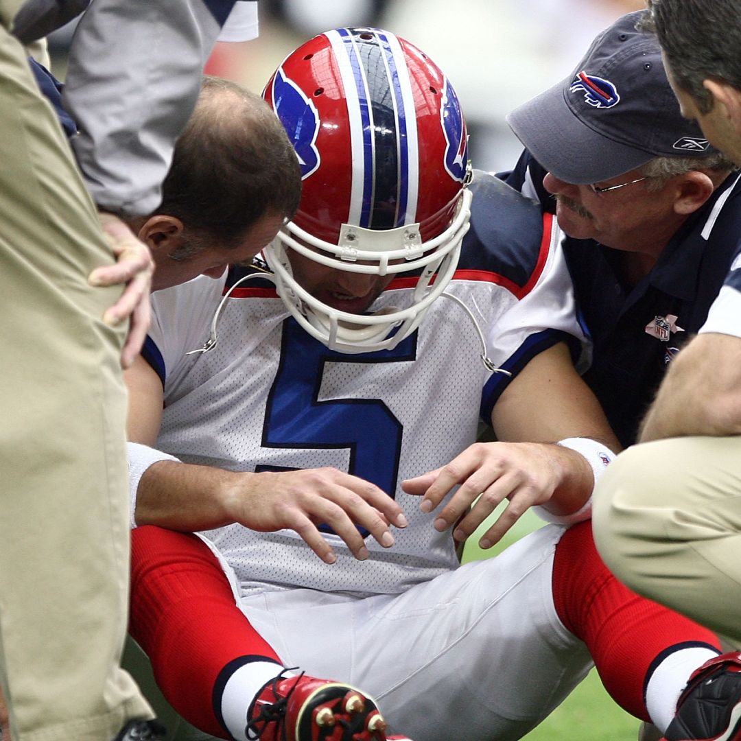 Jugador de la NFL siendo atendido por conmoción cerebral